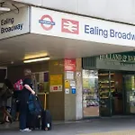 Cosy Garden Flat With Parking In Ealing Broadway