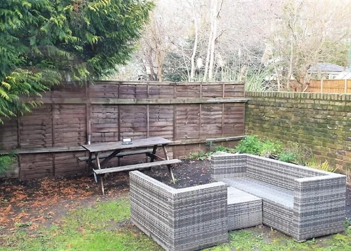 Cosy Garden Flat With Parking In Ealing Broadway